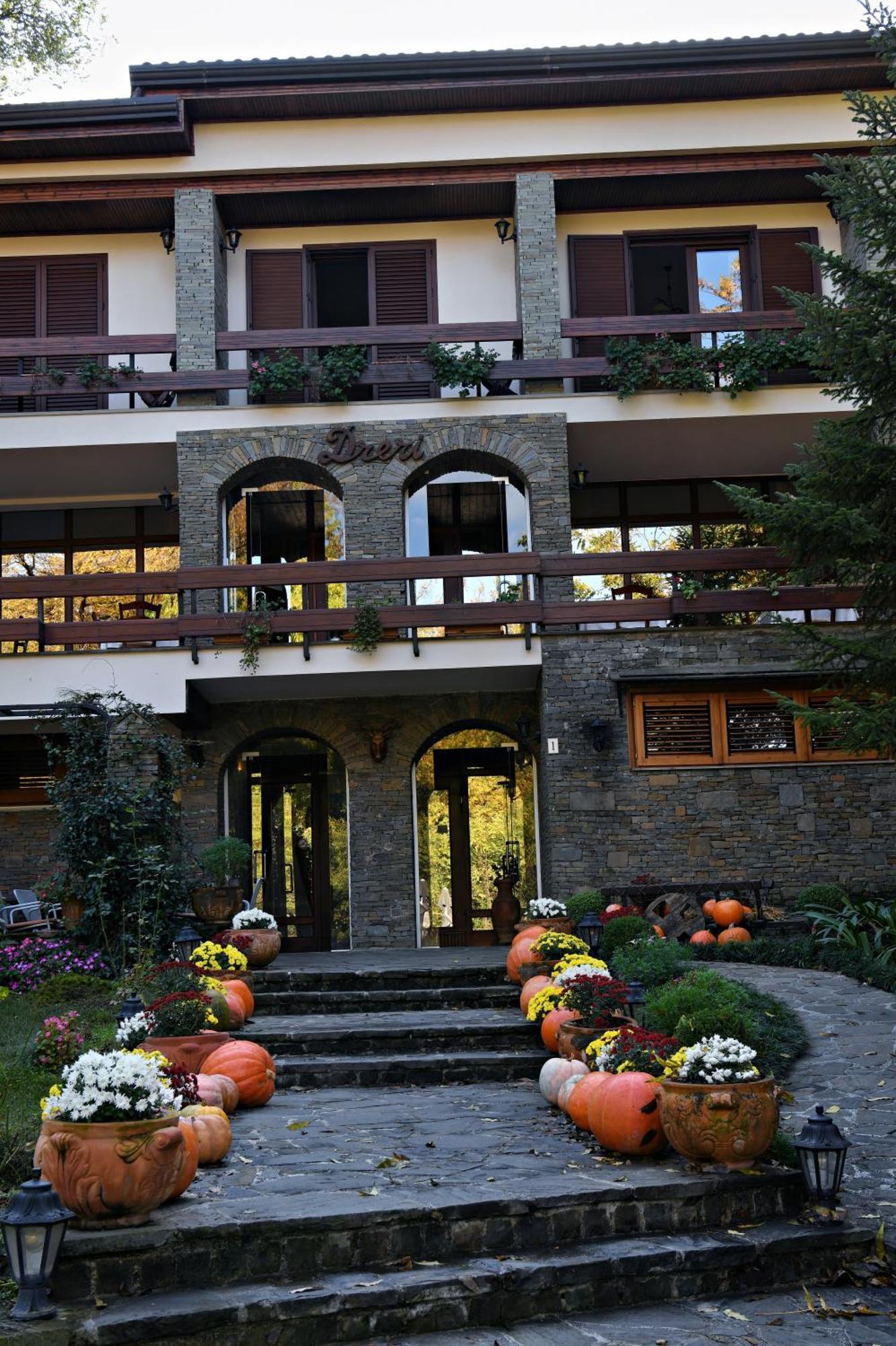 Hotel Restaurant Dreri ティラナ エクステリア 写真